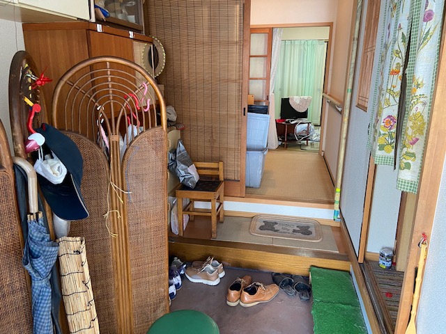 遺品整理の作業事例｜玄関・廊下の家具や生活用品を整理して動線を確保