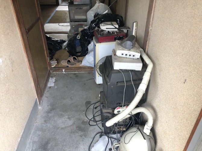 玄関まわりに置いたままの家電・生活用品を回収｜不用品回収の作業事例