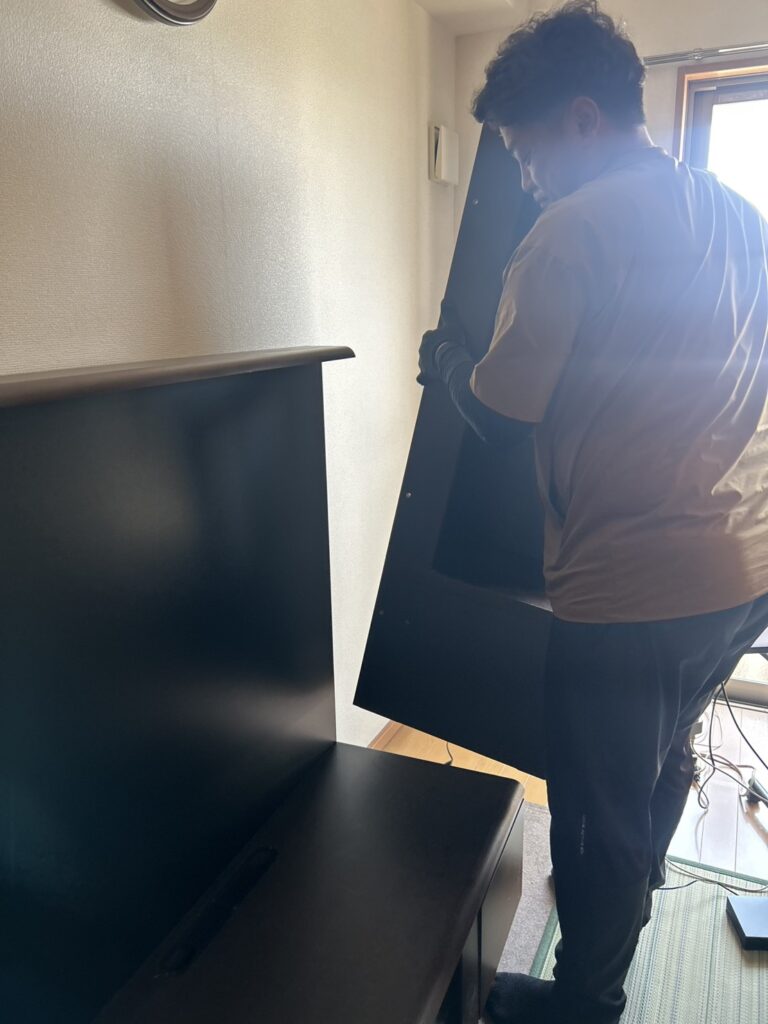 大型テレビ台を分解・回収｜重くて運べない家具の搬出作業事例